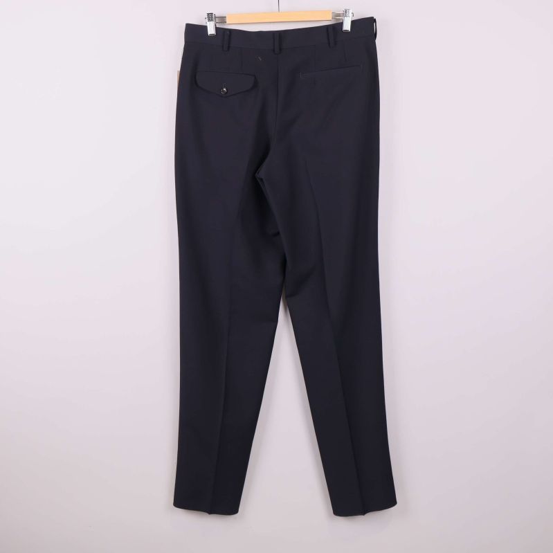 Mörka kostymbyxor bakifrån med fickor