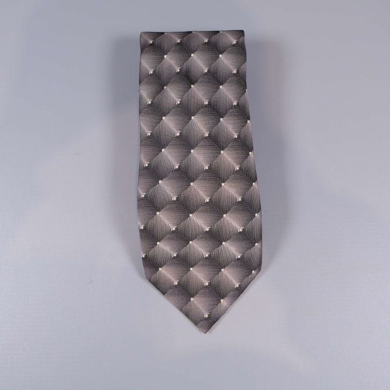 Närbild på slips med fyrkantigt grafiskt mönster