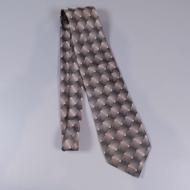 Slips rullad i helbild med mönster synligt