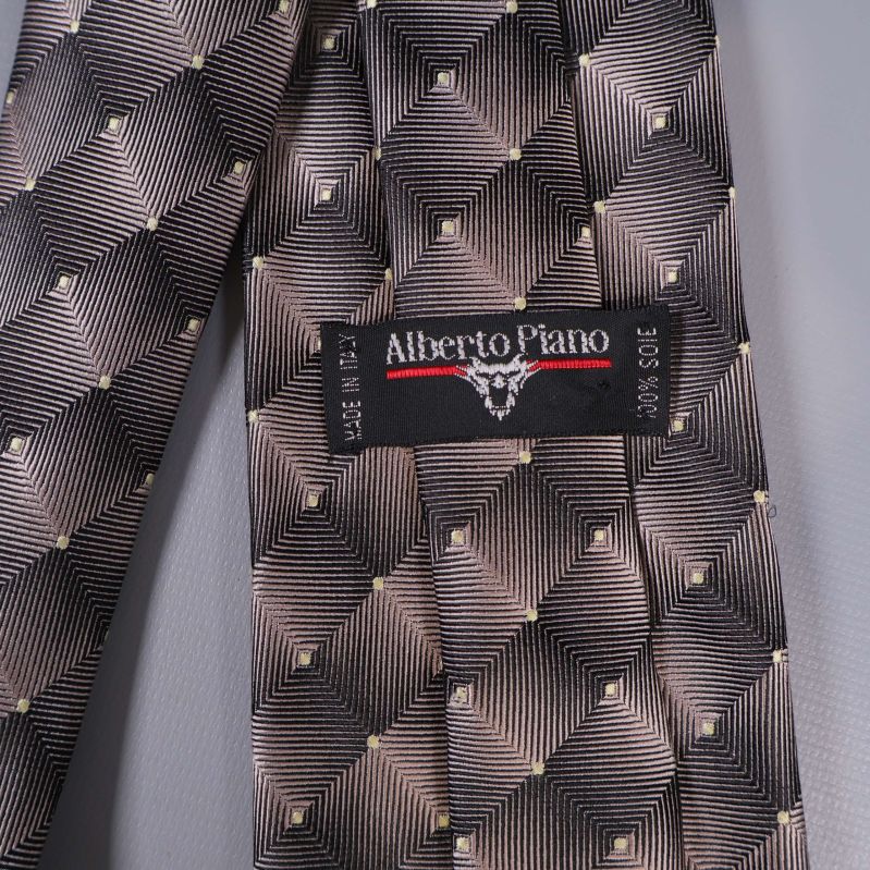 Närbild på Alberto Piano-etikett och mönster