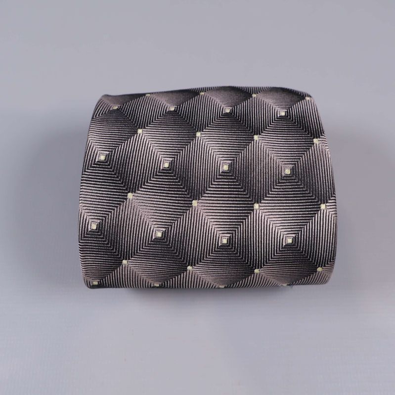 Slipsen hoprullad med hela mönstret framträdande