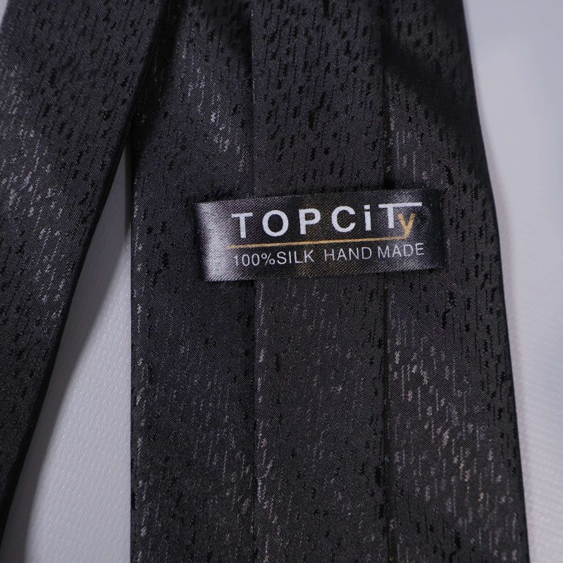 Närbild på etikett med text 100% silk hand made