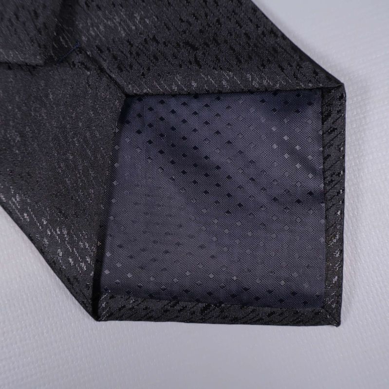 Närbild på slipsens spets och foder