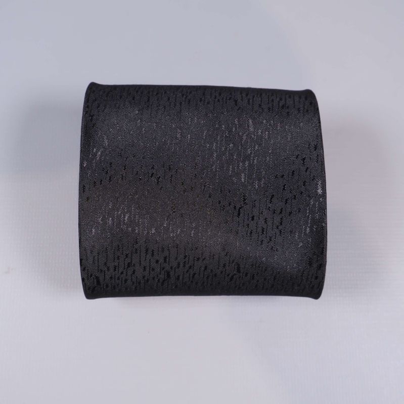 Närbild på slipsens strukturerade tyg