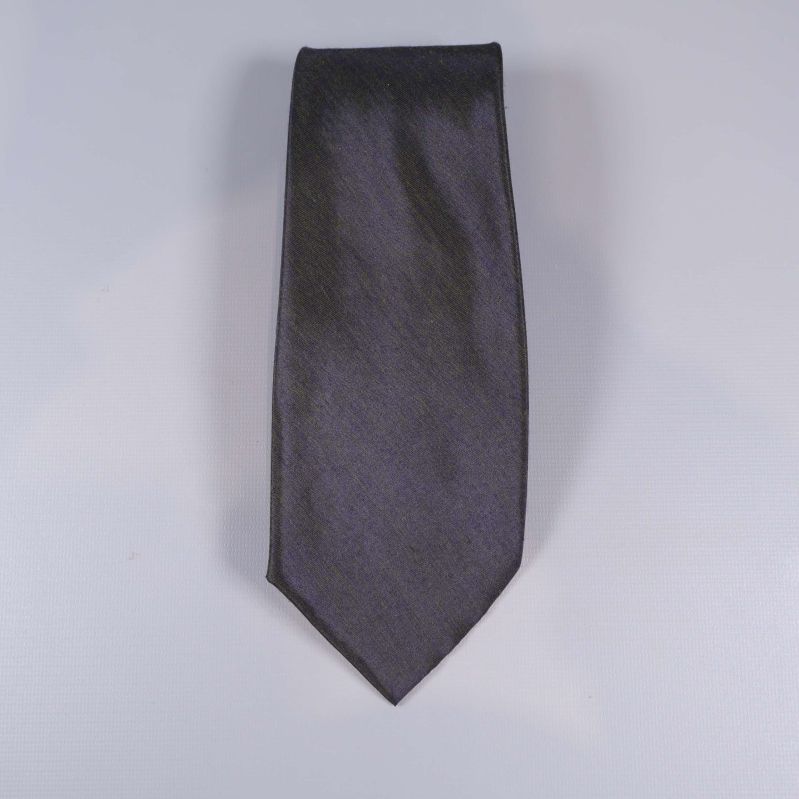 Brett parti av mörk, enfärgad slips