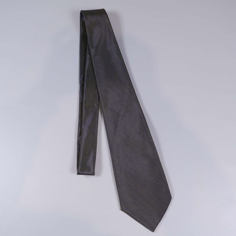 Helbild på lång, mörk slips med klassisk form