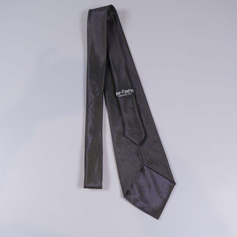 Baksidan på slips med synlig etikett