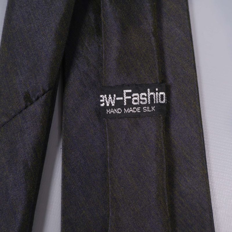 Närbild av etikett med text hand made silk