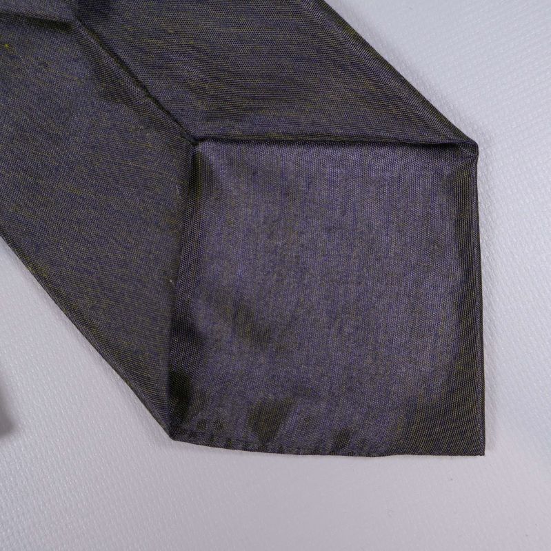 Detalj av slipsens spets i mörkt tyg