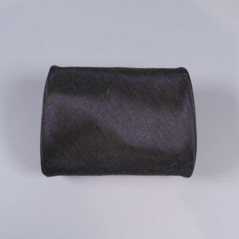 Smal del av den mörka slipsen rullad