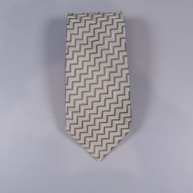 Framsidan av slips med tydligt fiskbensmönster