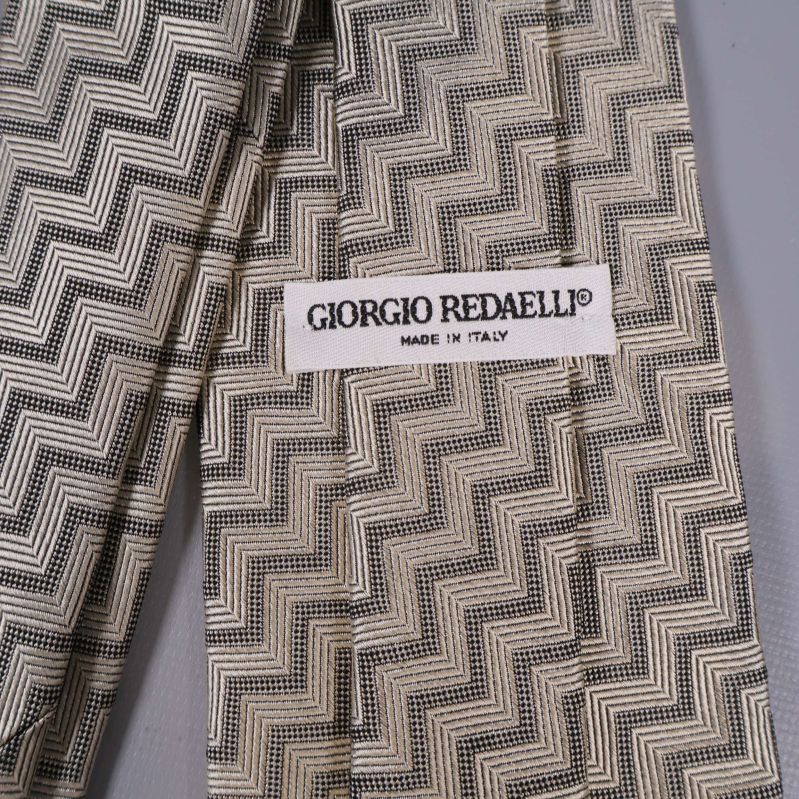 Närbild på Giorgio Redaelli etikett på slips