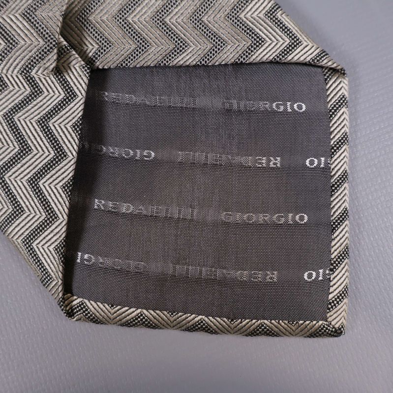 Närbild på innerfodret med logotyptryck