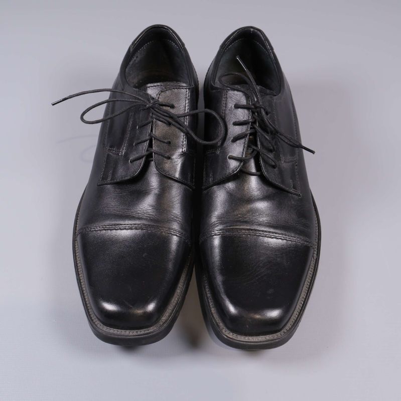 Finskor i svart sett ovanifrån med snörning och tydlig tå