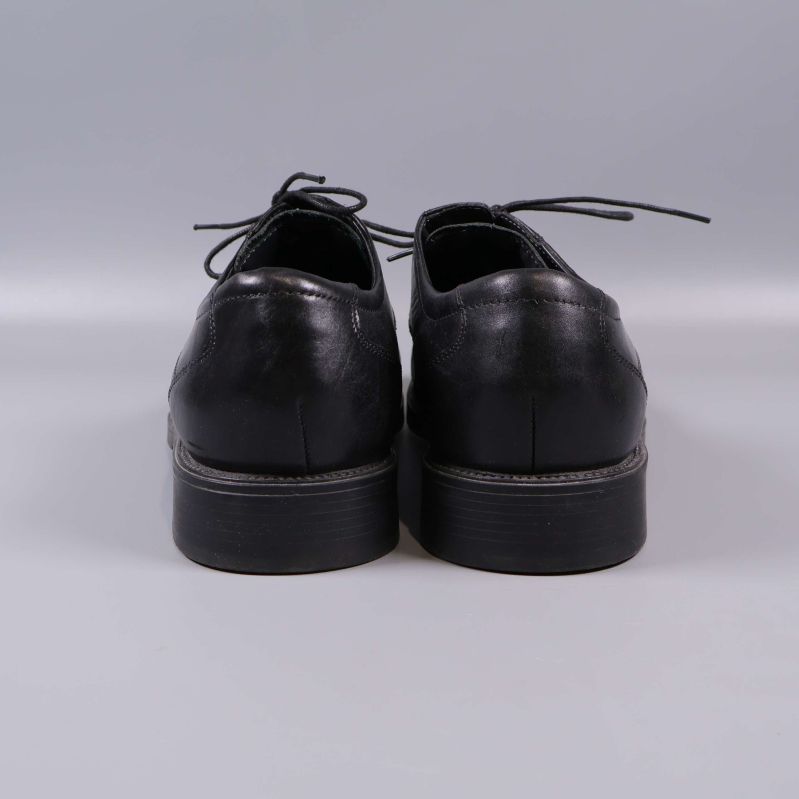 Svarta skor bakifrån med detaljer på hälen