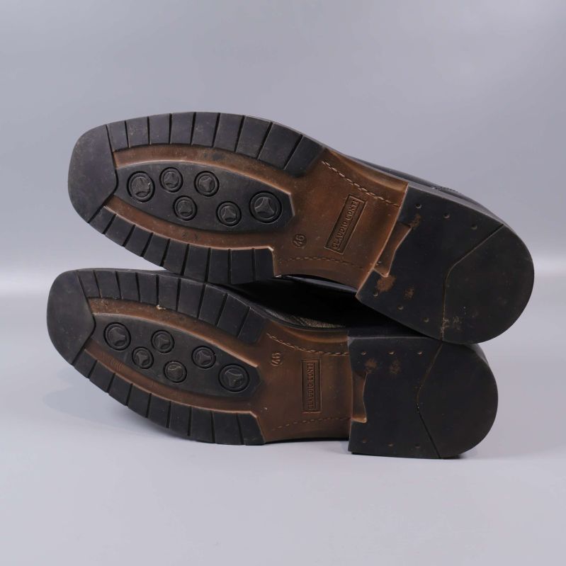 Sulor med gummipartier och cirkulära mönster under skor