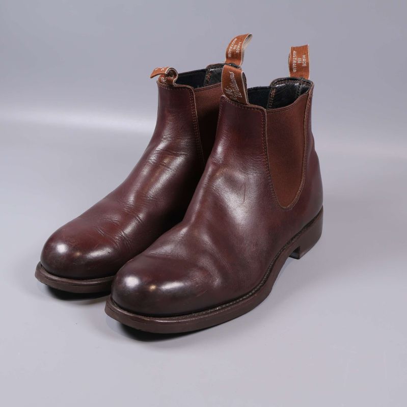 Chelsea boots i brunt läder visade snett framifrån