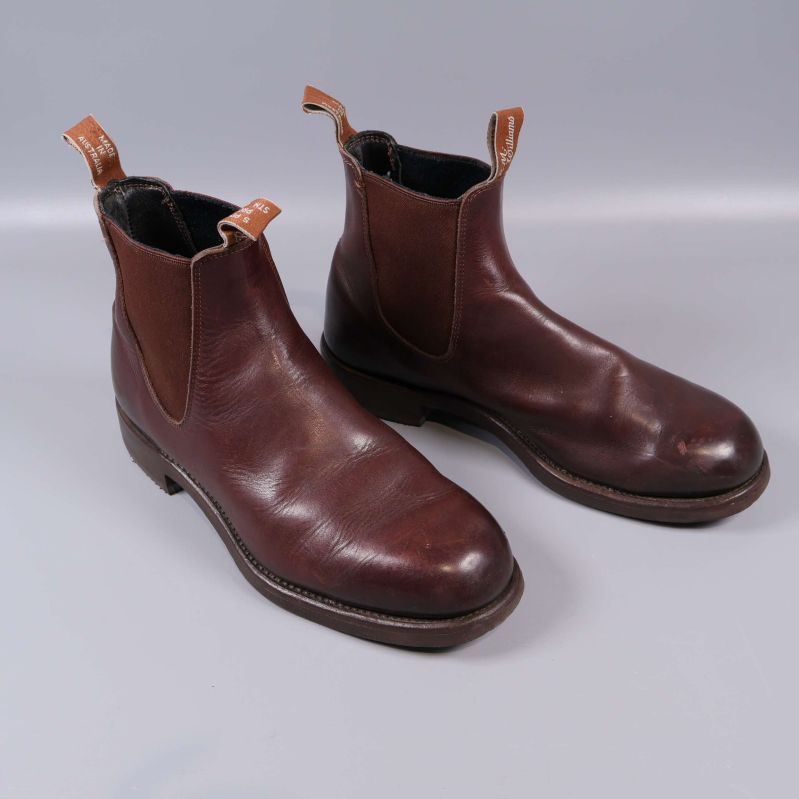 Chelsea boots i brunt visade snett ovanifrån