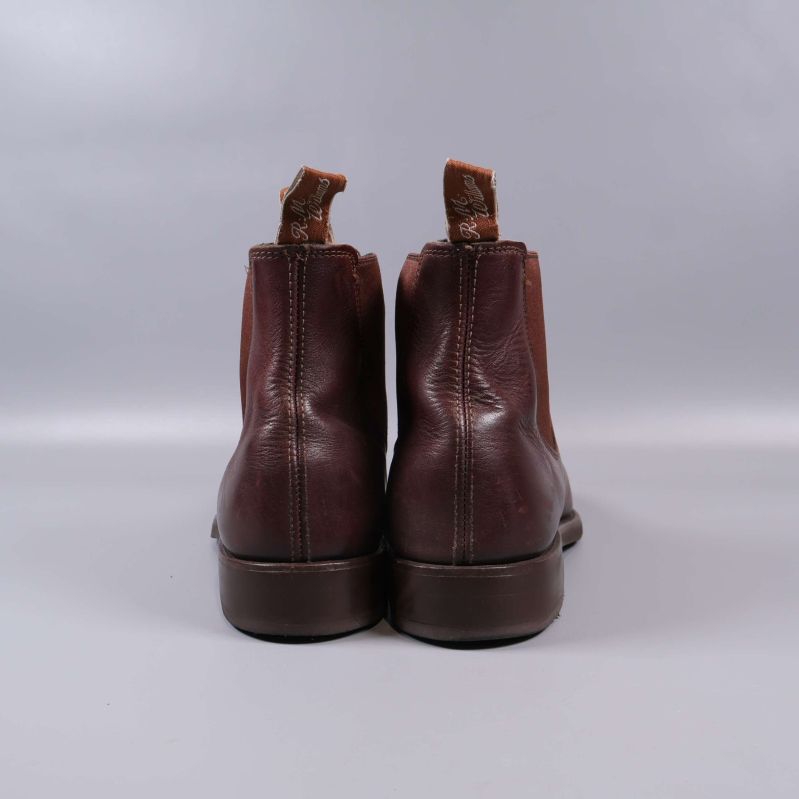 Chelsea boots bakifrån med båda dragflikar synliga