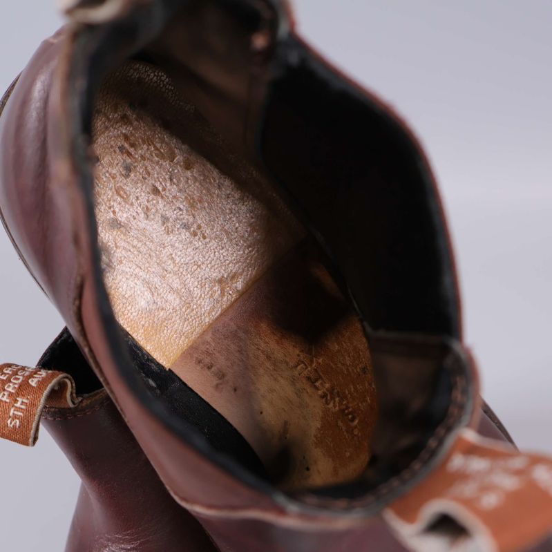 Närbild insida boots visar skinn och slitage