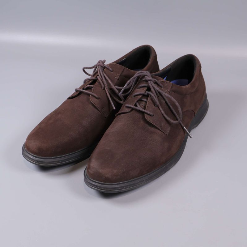 Par bruna mockaskor i trekvarts vinkel