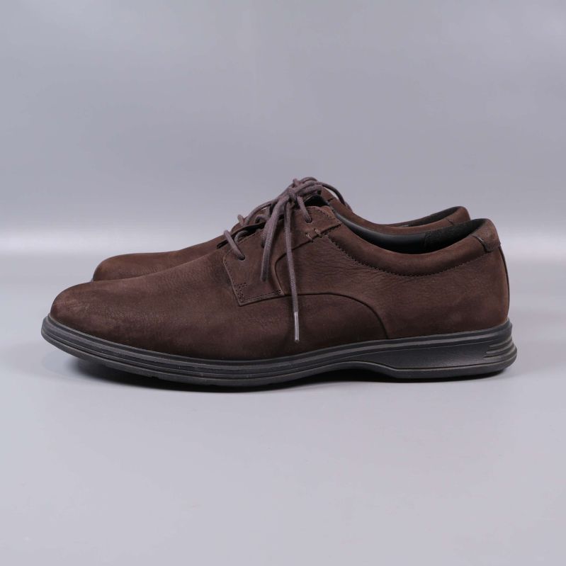 Bruna mockaskor i sidovy, båda paren