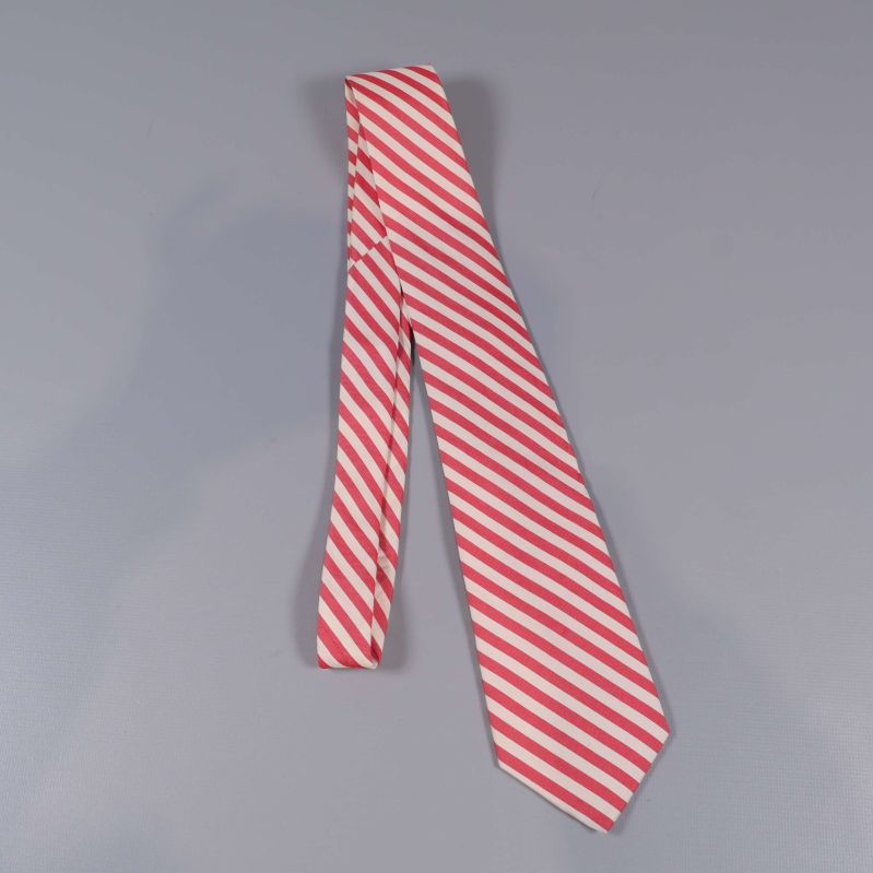 Röd och beige slips i halvknuten visning