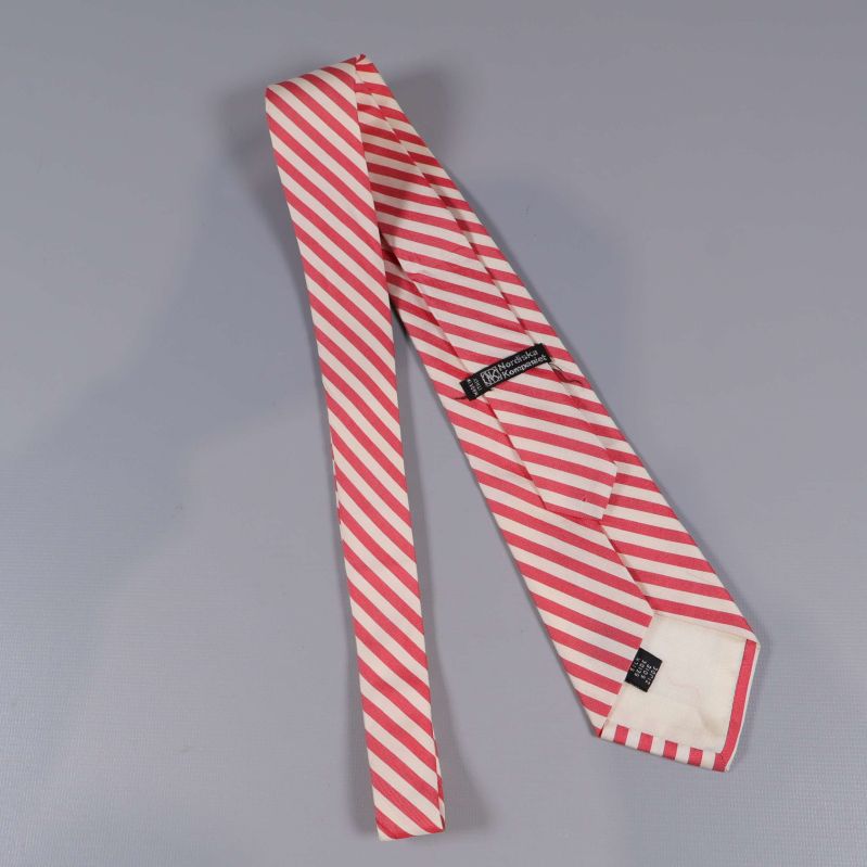 Röd och beige slips i halvknuten visning