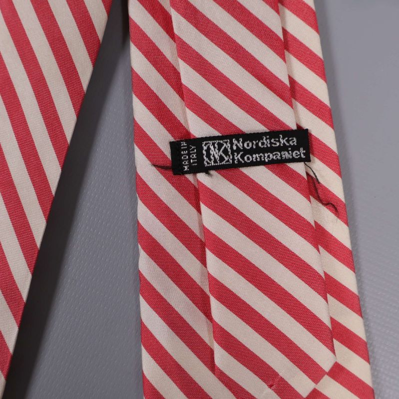 Närbild på slipsens mönster och etikett