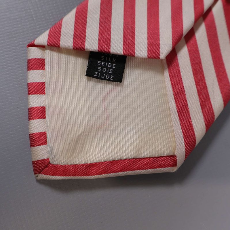 Närbild på slipsens mönster och etikett