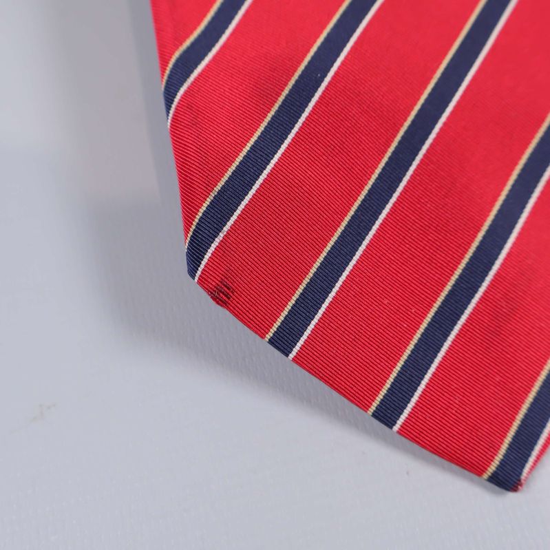 Närbild på slipsens spets med tydliga ränder