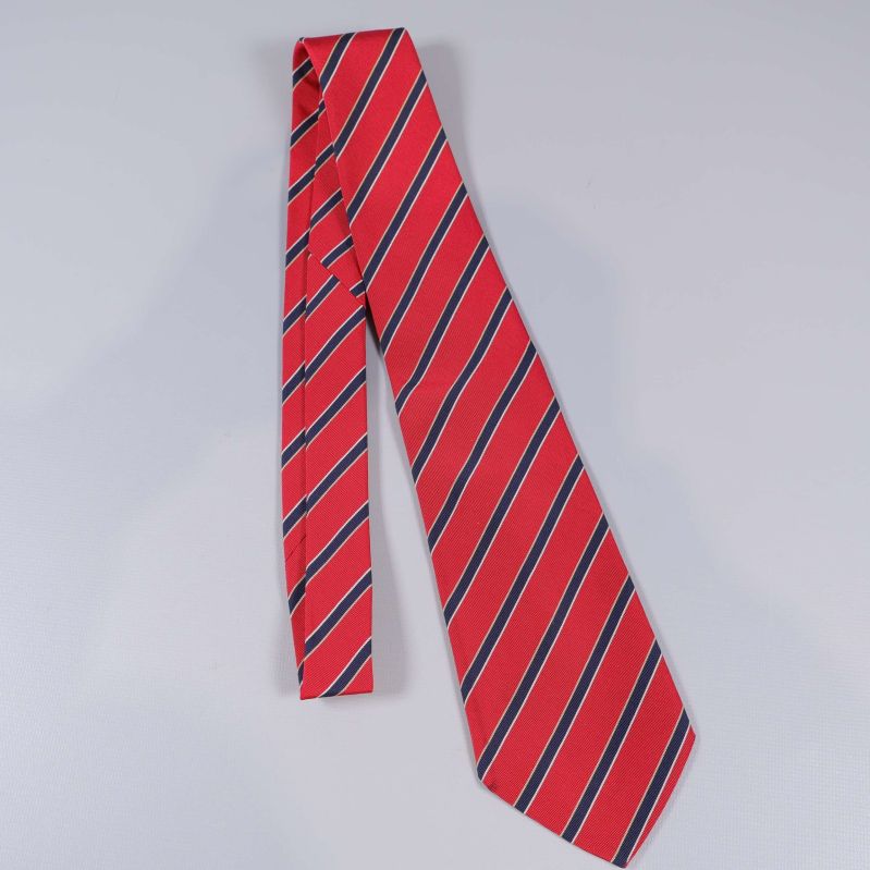 Lång röd slips med fiskbensstruktur och ränder