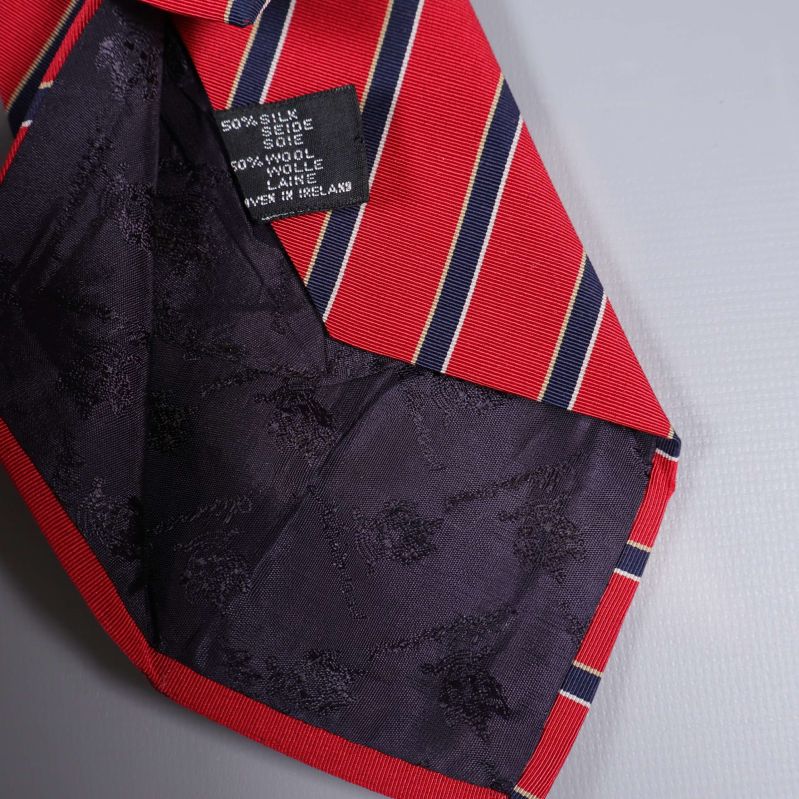 Närbild på materialetikett i slipsen samt svart innerfoder