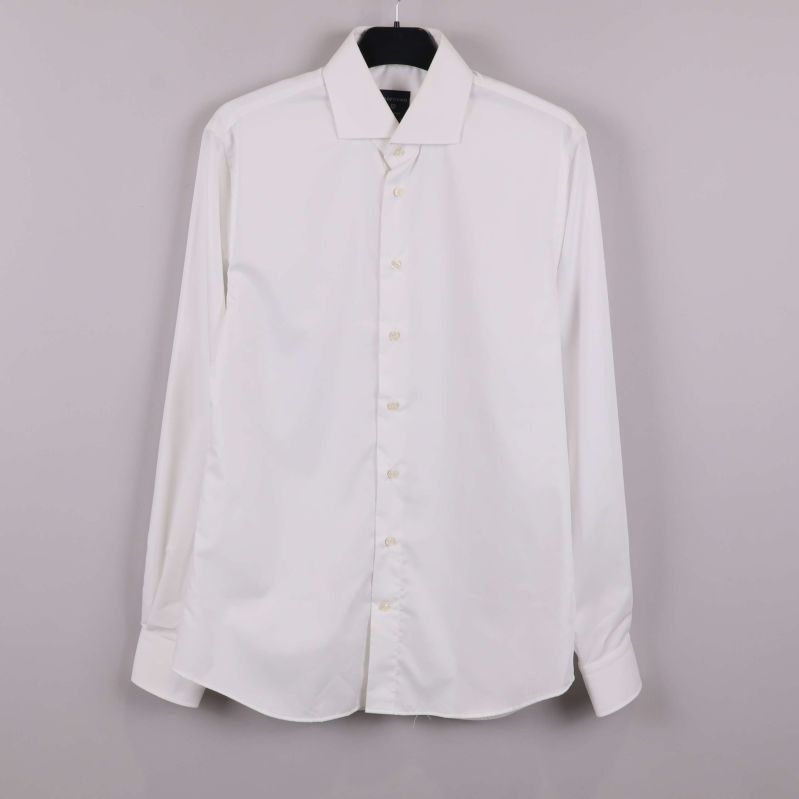 Vit långärmad skjorta på galge, helbild framifrån