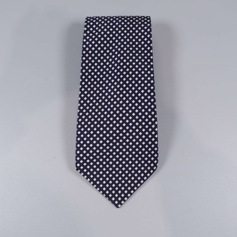 Mörkblå slips med vitt rutmönster sedd framifrån