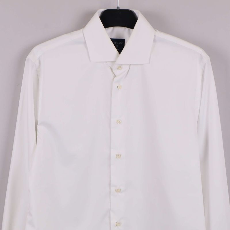 Vit skjorta med tydlig krage och knappar i närbild