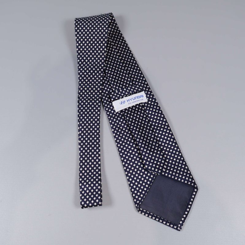 Baksidan av slips med Hyundai-etikett och rutmönster