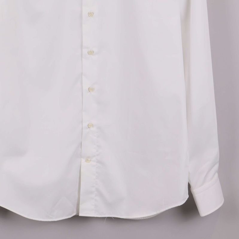 Närbild på skjortans nedre framsida och ärmslut