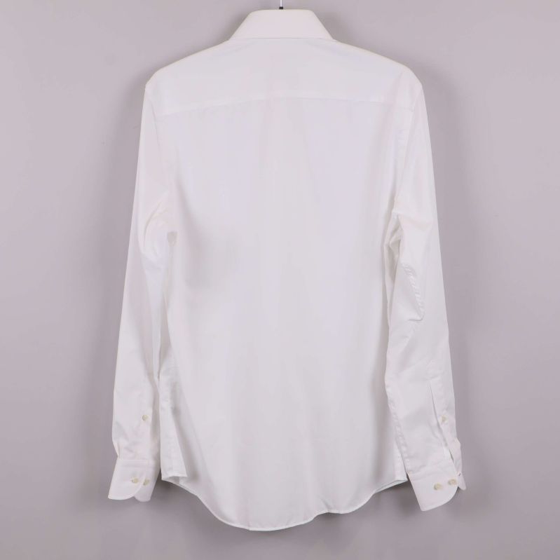 Vit långärmad skjorta på galge, helbild bakifrån