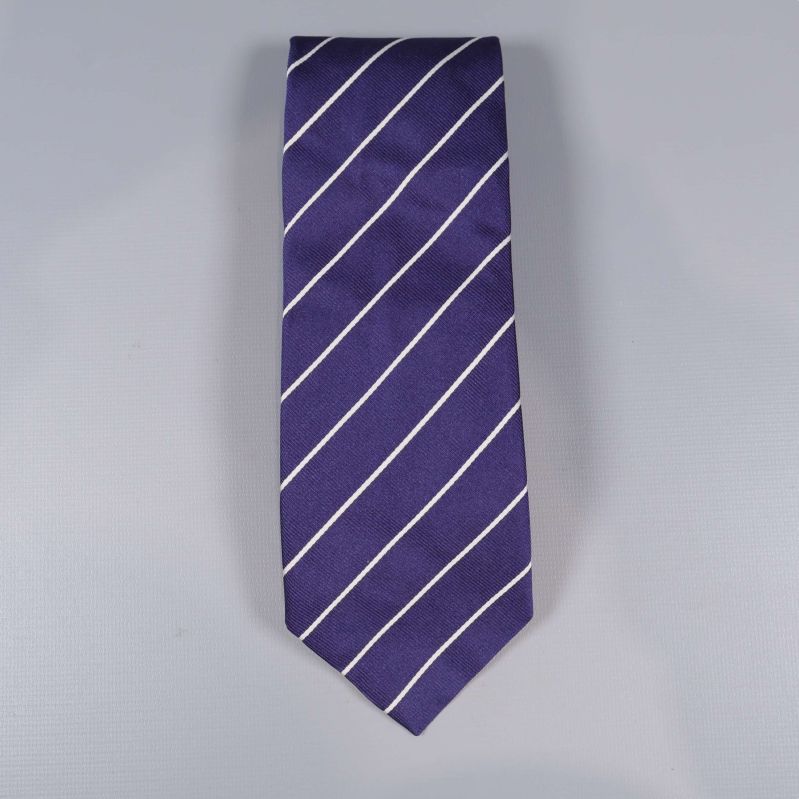 Blå slips med smala vita diagonala ränder ovanifrån