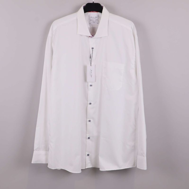 Vit långärmad skjorta framifrån med bröstficka