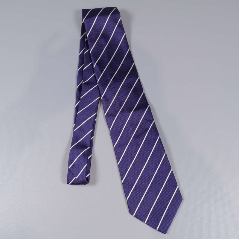 Blå slips med vita ränder i lös och rak position