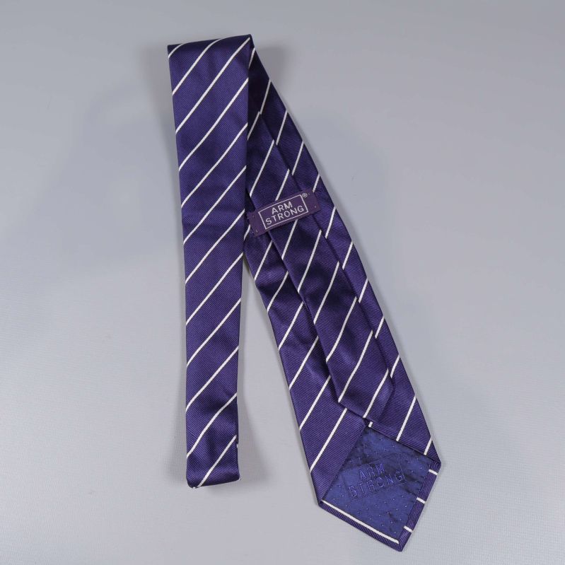 Baksida av blå slips med synligt Armstrong-etikett