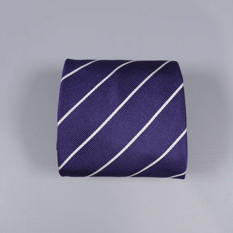 Uppvikta slipsen visar blå färg och vita ränder