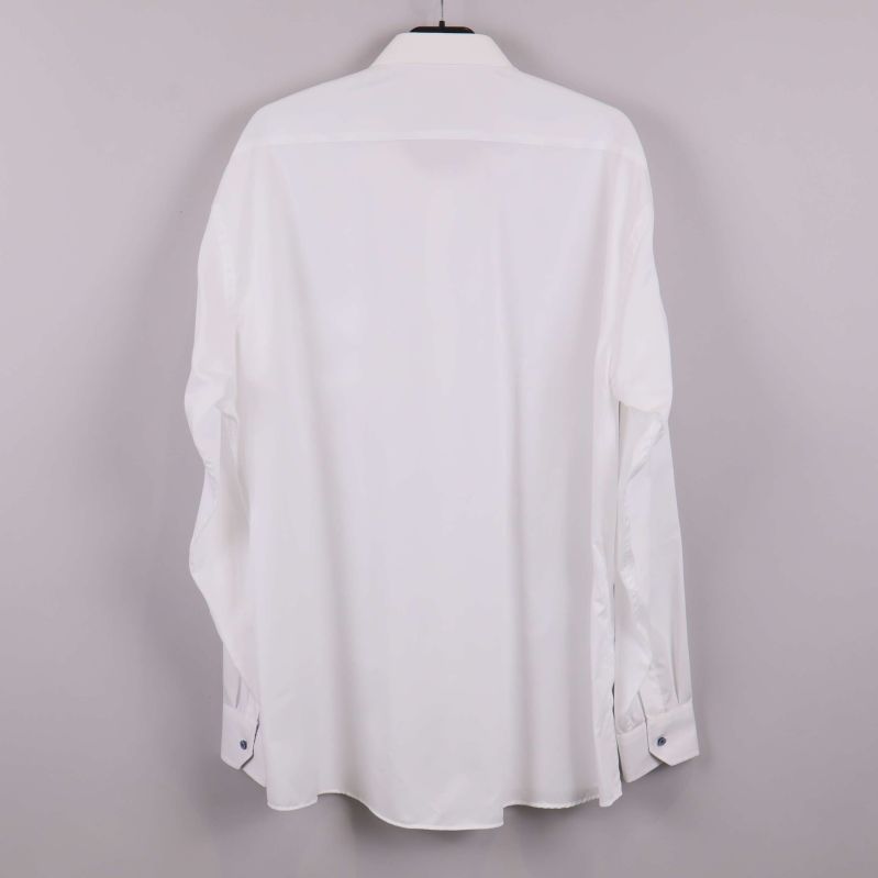 Baksidan på vit långärmad skjorta utan detaljer