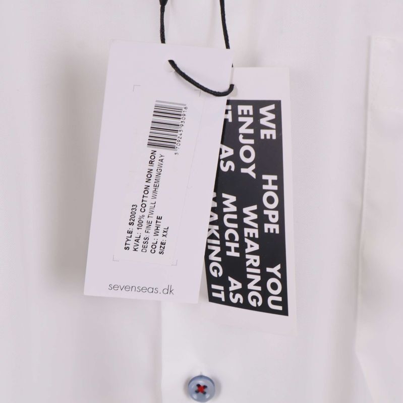 Prislapp och taggar från Seven Seas på skjortan