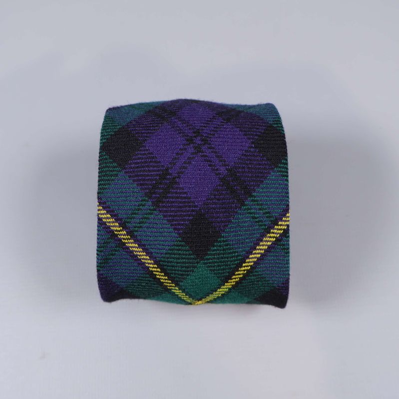 Sammanrullad slips visar rutigt mönster