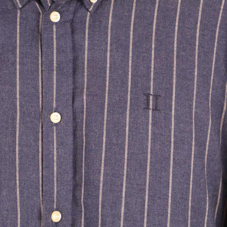 Bomullsmaterial och knappar