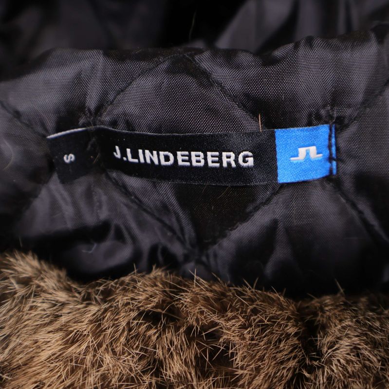 Insida av mössa med etikett J.Lindeberg och storlek S