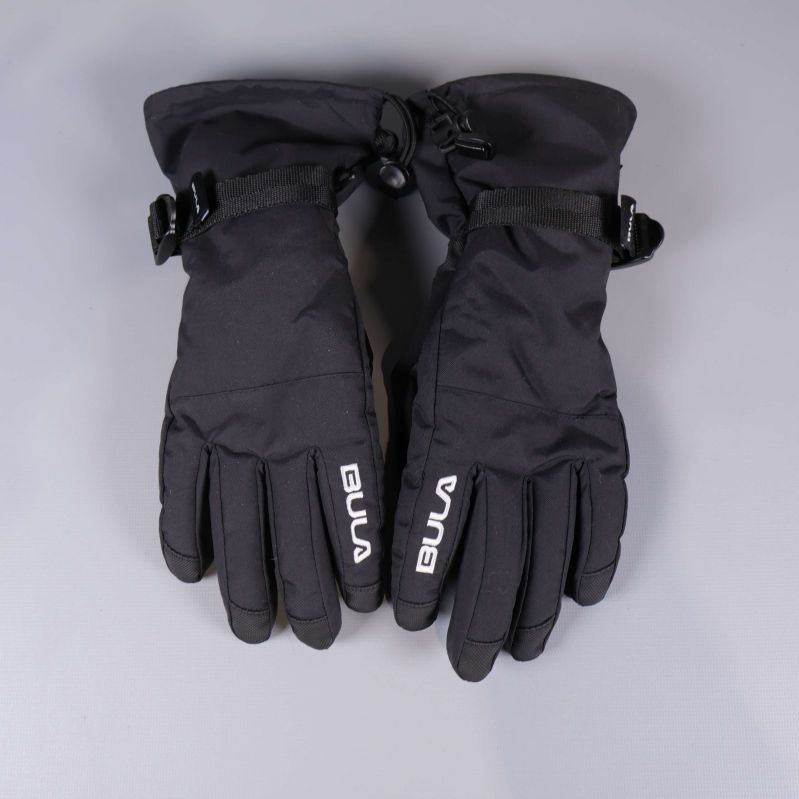 Par svarta vinterhandskar liggande med logotyp synlig